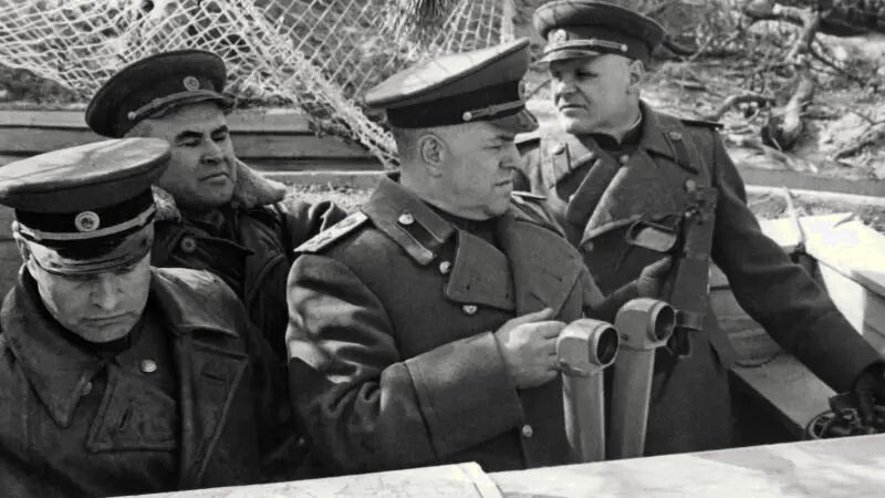 Маршал Г. К. Жуков на командном пункте Зееловских высот. Рядом с ним К.Ф. Телегин, В.И. Казаков, а также Н. А. Антипенко