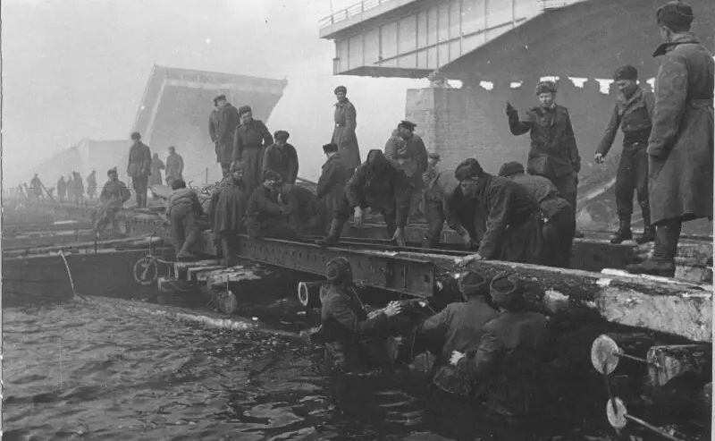 Подготовка переправы через реку Одер