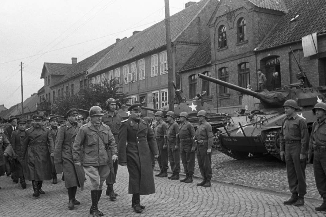 Великая Отечественная война, 1941–1945 годы. Встреча на Эльбе советских и американских войск. Командир 58-й гвардейской стрелковой Красноградской Краснознаменной ордена Суворова дивизии генерал-майор Владимир Васильевич Русаков и командир 69-й пехотной дивизии 1-й американской армии генерал-майор Эмиль Райнхард проходят по улице города Торгау. 26 апреля 1945 года