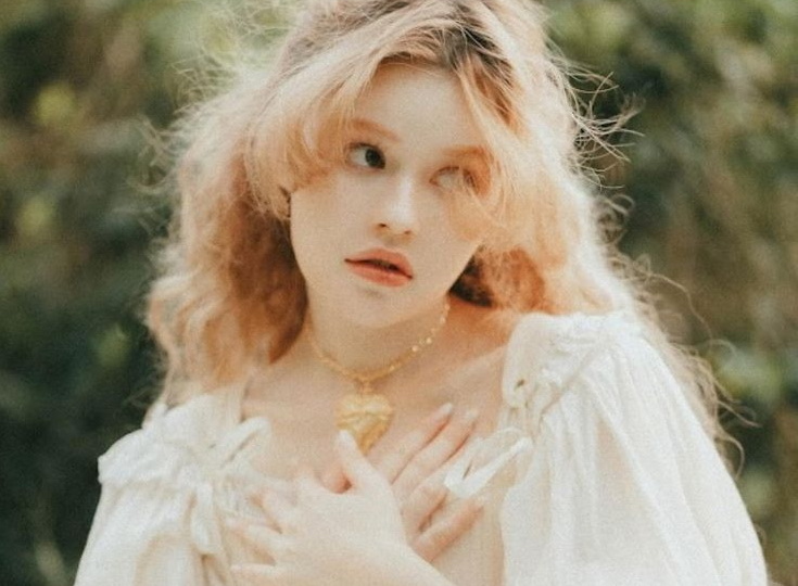 "Отдайте ее чудовищу", - приказала королева