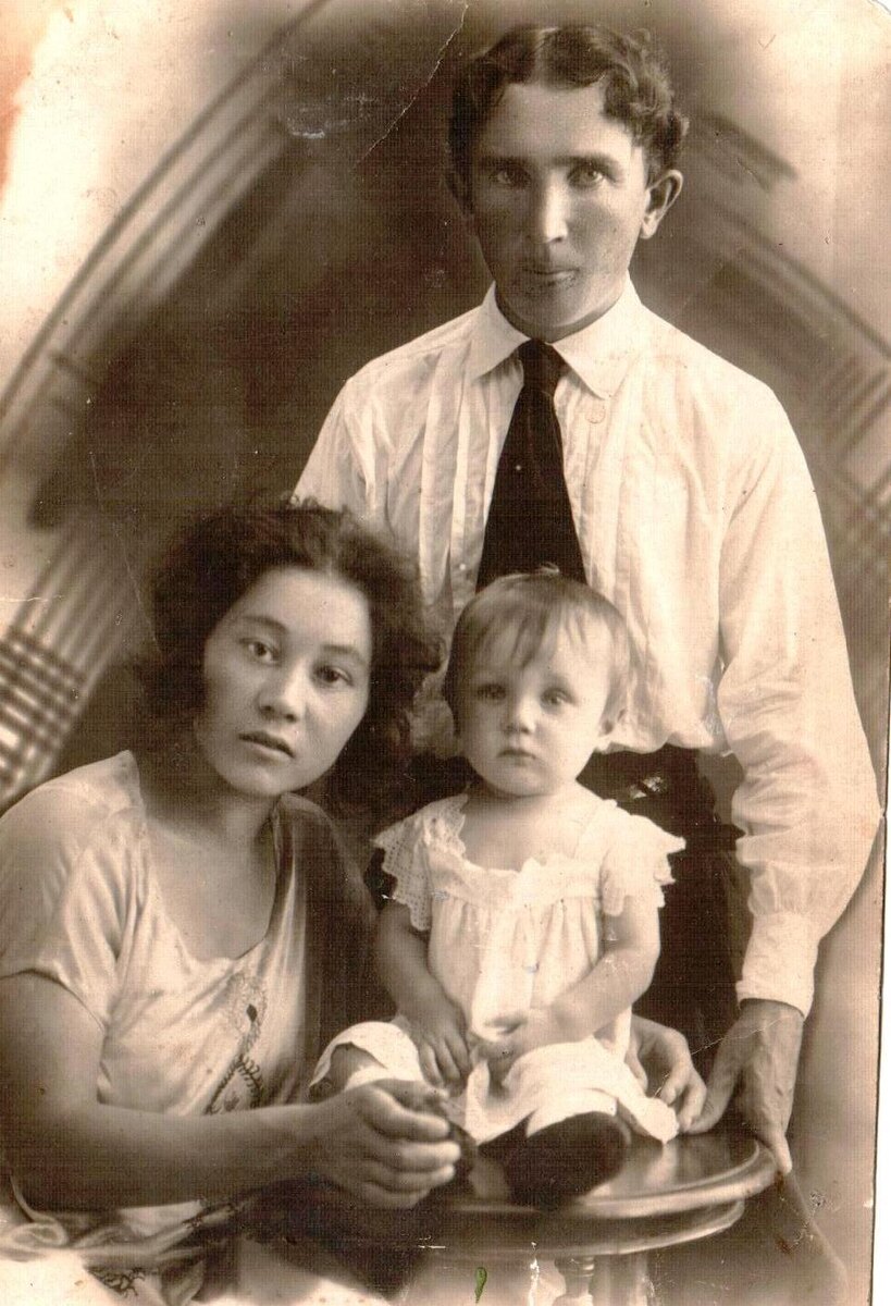 Катя, Шура, Лёня. Август 1927 г. г. Хабаровск. Из архива автора.