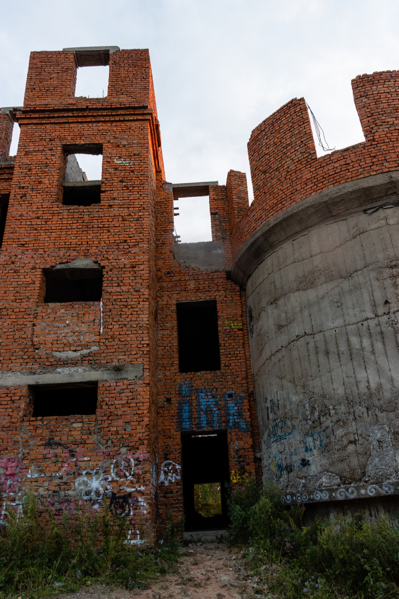 Вход в замок Инфиделя или как его еще называют Воронье гнездо. 