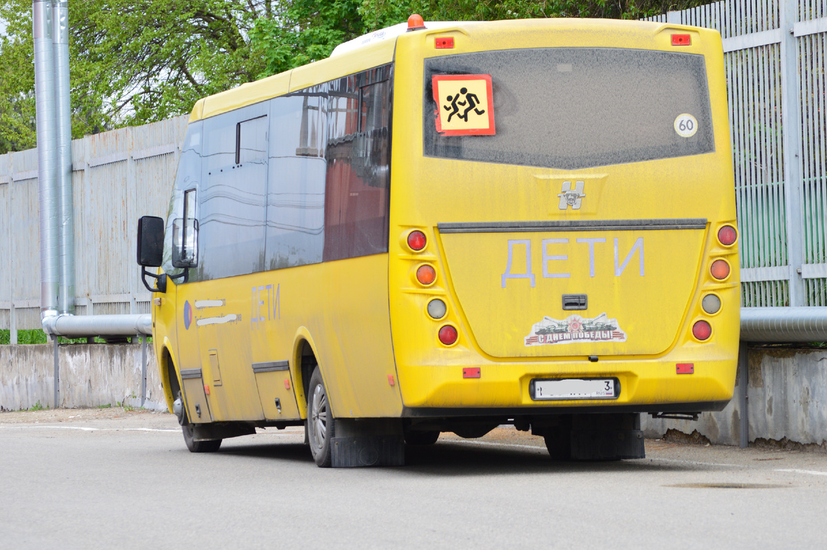 Фото автора. 26.04.2025. Школьный автобус. Всё лучшее детям. Куча задних фонарей. Сверху в низ. (По мнению автора) Стоп сигнал. Поворотник. Задний ход. Габарит. Катафот.                                                     
   Помню на УАЗ–452 первых выпусков стоял всего один круглый фонарь. Который выполнял все функции, заложенные в правилах дорожного движения. Двадцать первый век, однако!
