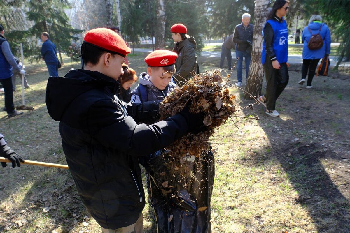    Волонтеры на уборке территории Мемориала славы. Фото: официальный ТГ-канал губернатора Андрея Травникова