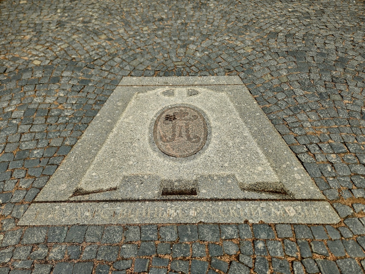 Монограмма Павла I перед замком.