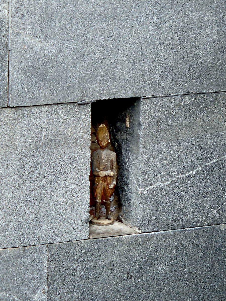 Солдатик слева.