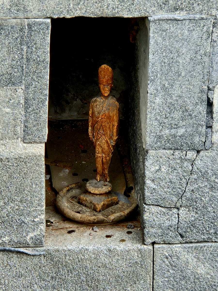 Солдатик справа.