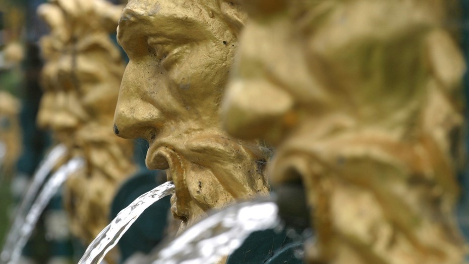    Фонтаны на территории ГМЗ "Петергоф" в Петербурге. Автор фото: "Интерпресс" / "Деловой Петербург"