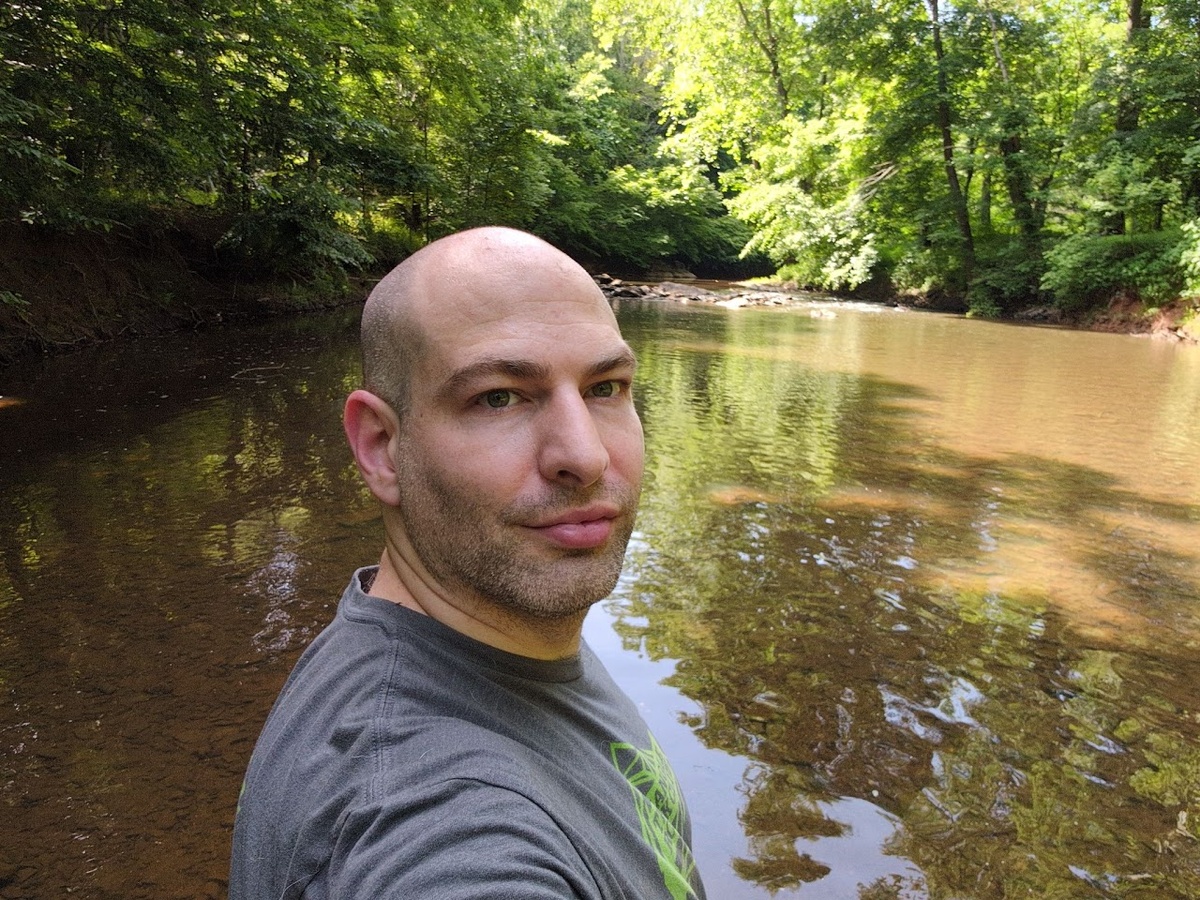 Дэвид Шапиро - исследователь и эксперт в области искусственного интеллекта, который активно комментирует перспективы развития ИИ и искусственного общего интеллекта (AGI). Он прогнозирует, что AGI может появиться уже через 1,5 года благодаря сочетанию трех ключевых факторов: значительным инвестициям в ИИ, развитию открытых фреймворков для языковых моделей и превращению больших языковых моделей (LLM) в когнитивных агентов, способных выполнять сложные интеллектуальные задачи и взаимодействовать с окружающей средой