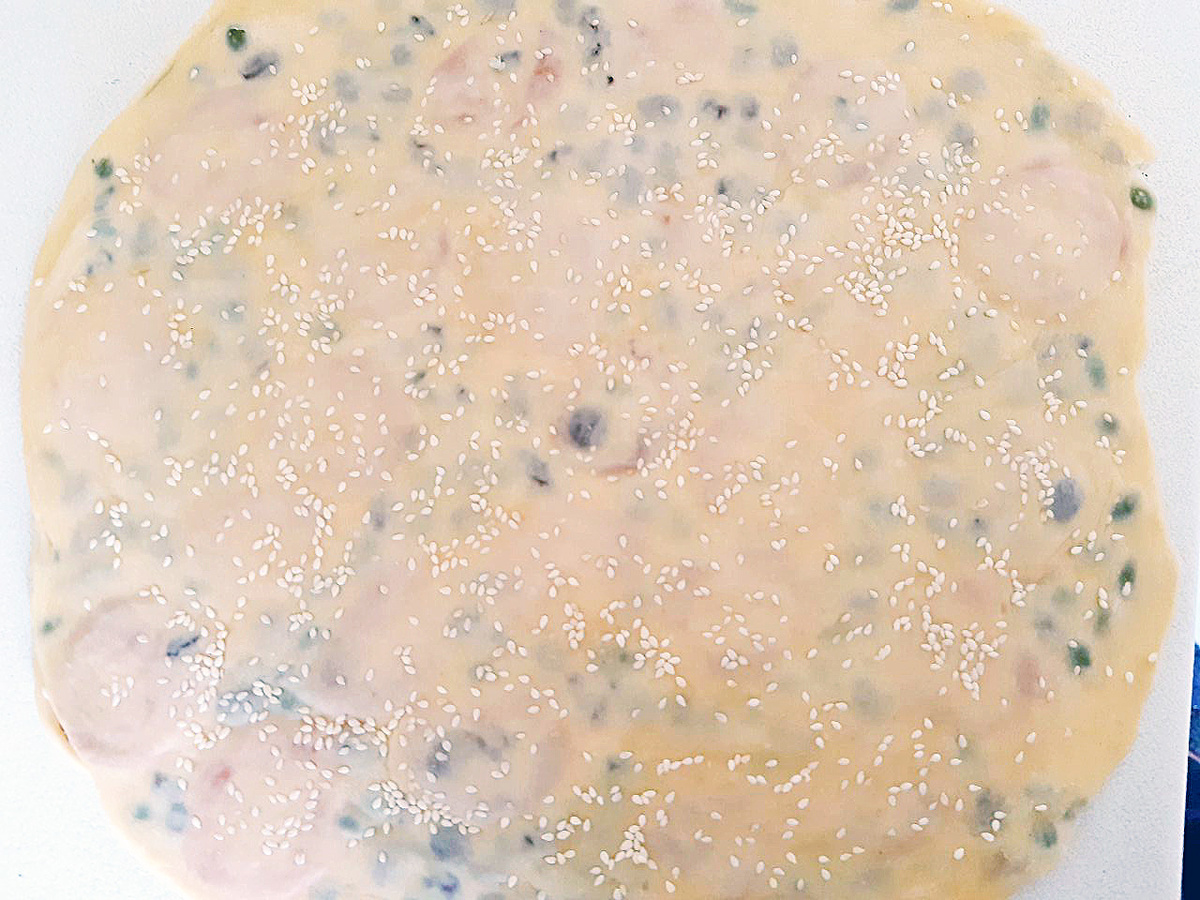 Осталось только нарезать и перенести на противень