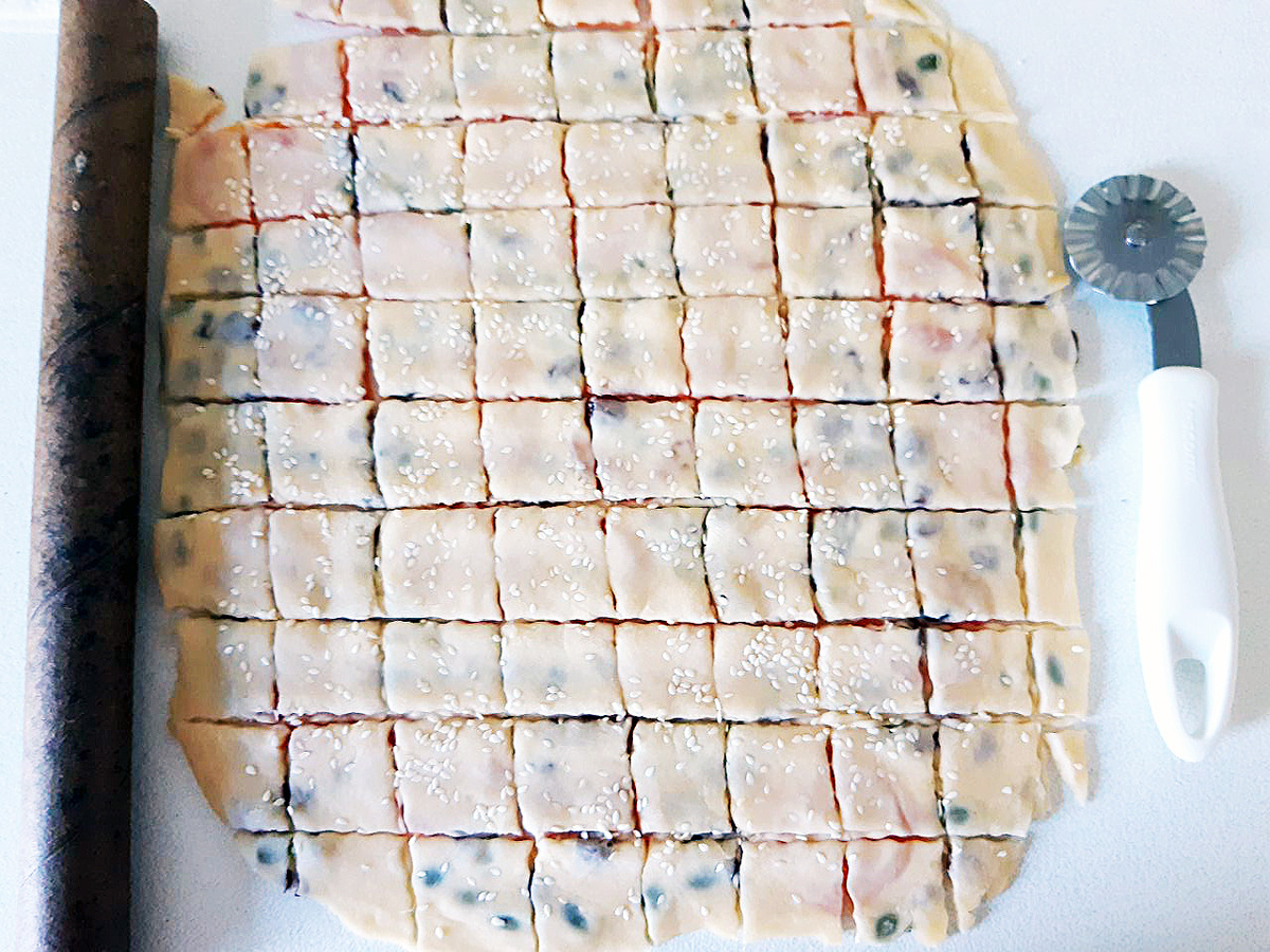 Нарезала специальным ножом по ширине втулки для пленки. Печеньки получились маленькими – максимум 2 х 2 см.