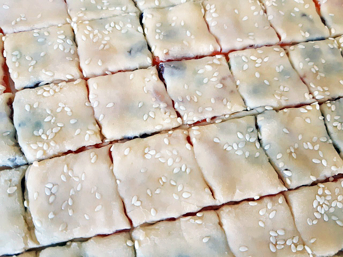 Обычным ножом резать курагу проще)