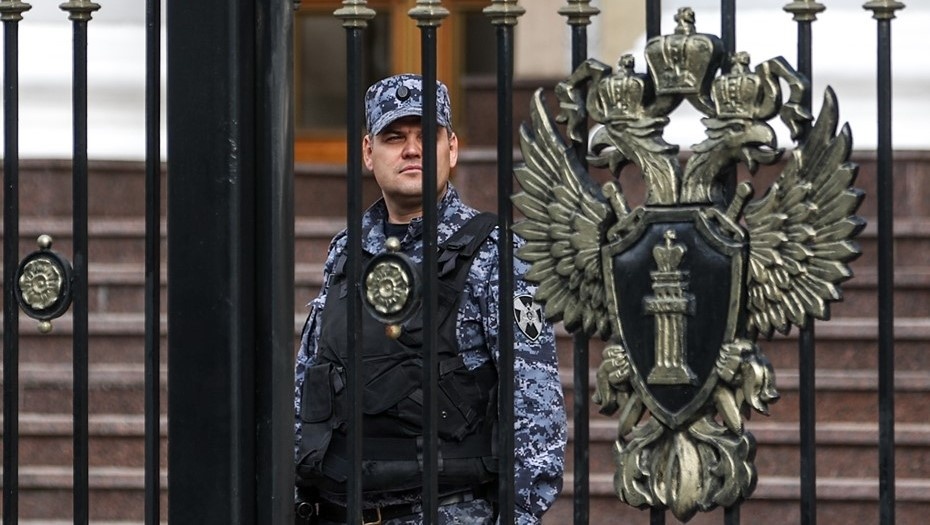    Мужчина у здания Генеральной прокуратуры РФ в Москве. Автор фото: Сергей Бобылев / ТАСС