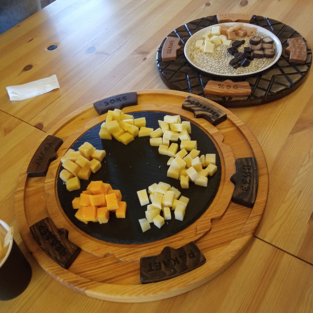 Сырная тарелка для дегустации. За ней - сладкая. Всё подписано. В стаканчике деревянные шпажки.