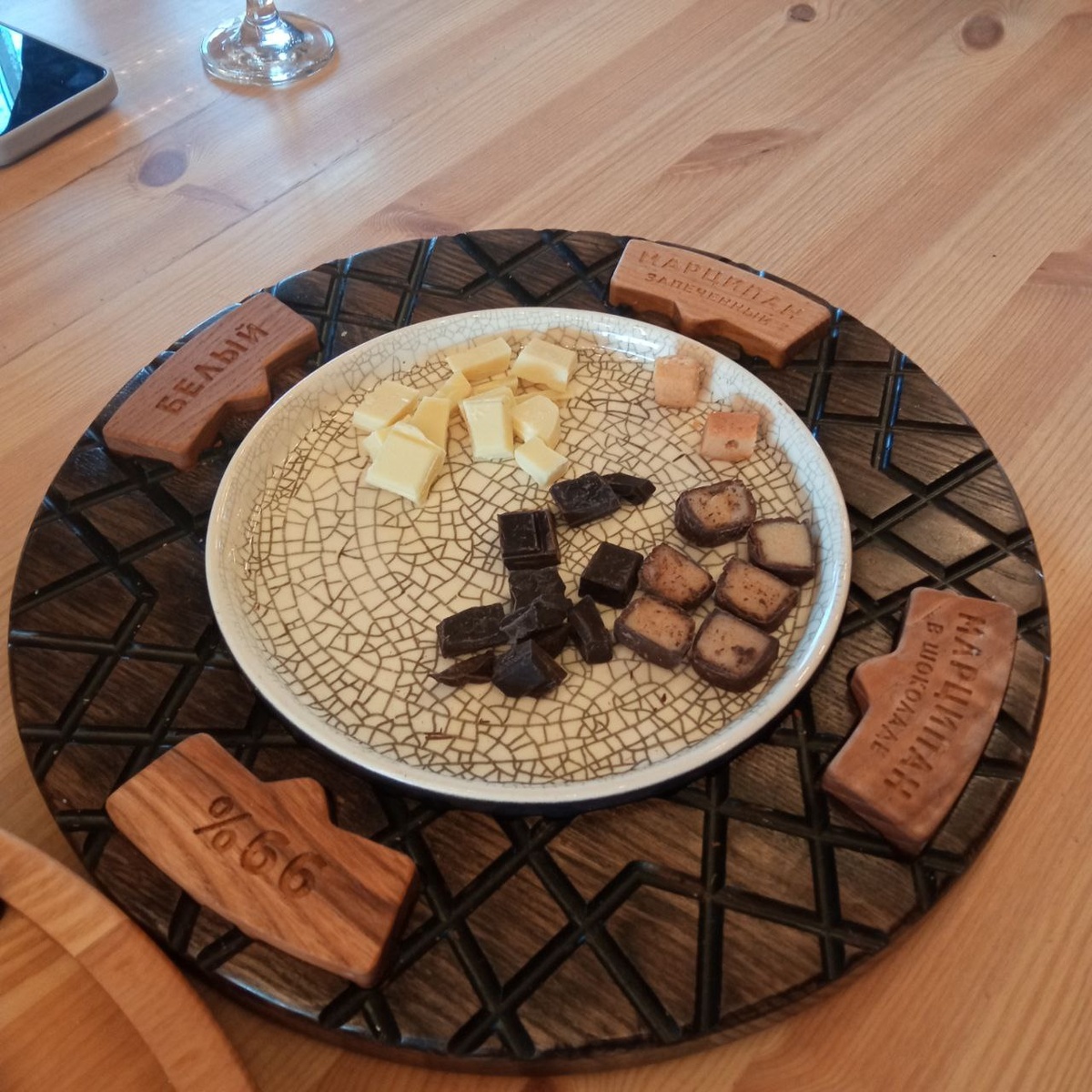 Сладкая тарелка. Значительно меньше чем сырная. Но тоже очень вкусная!