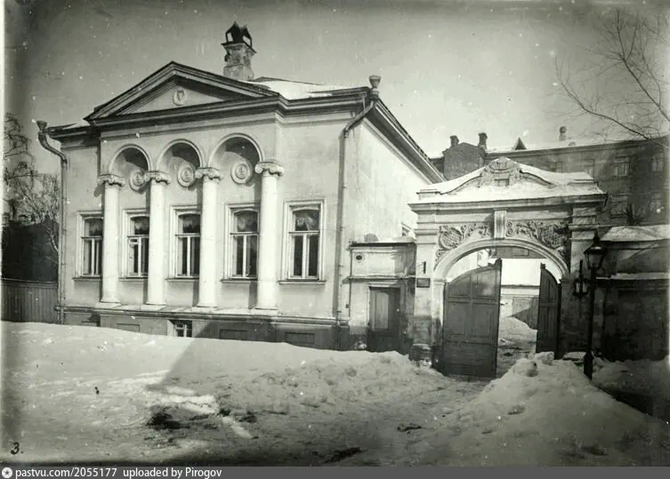 Здание в 1920-х годах. Также обратите внимание на ворота справа. Это важная деталь дальнейшего повествования. С сайта www.pastvu.com.