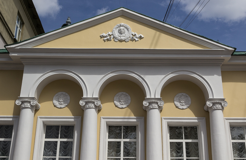 Элементы декора фасада дома. Круглые рельефы - это розетки. Треугольник сверху - фронтон. Завитки на полуколоннах - волюты. Об этом я подробнее расскажу в следующем абзаце, 2018. Фото отсюда: https://vladimirtan.livejournal.com