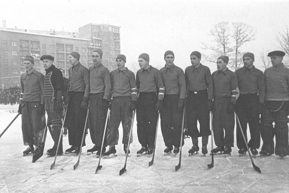 Первый чемпион страны - московское Динамо: Слева направо: Николай Поставнин, Михаил Степанов, Михаил Якушин, Аркадий Чернышев, Всеволод Блинков, Олег Толмачев, Сергей Соловьев, Николай Медведев, Василий Трофимов, Борис Бочарников, Михаил Ухмылов ...
 
