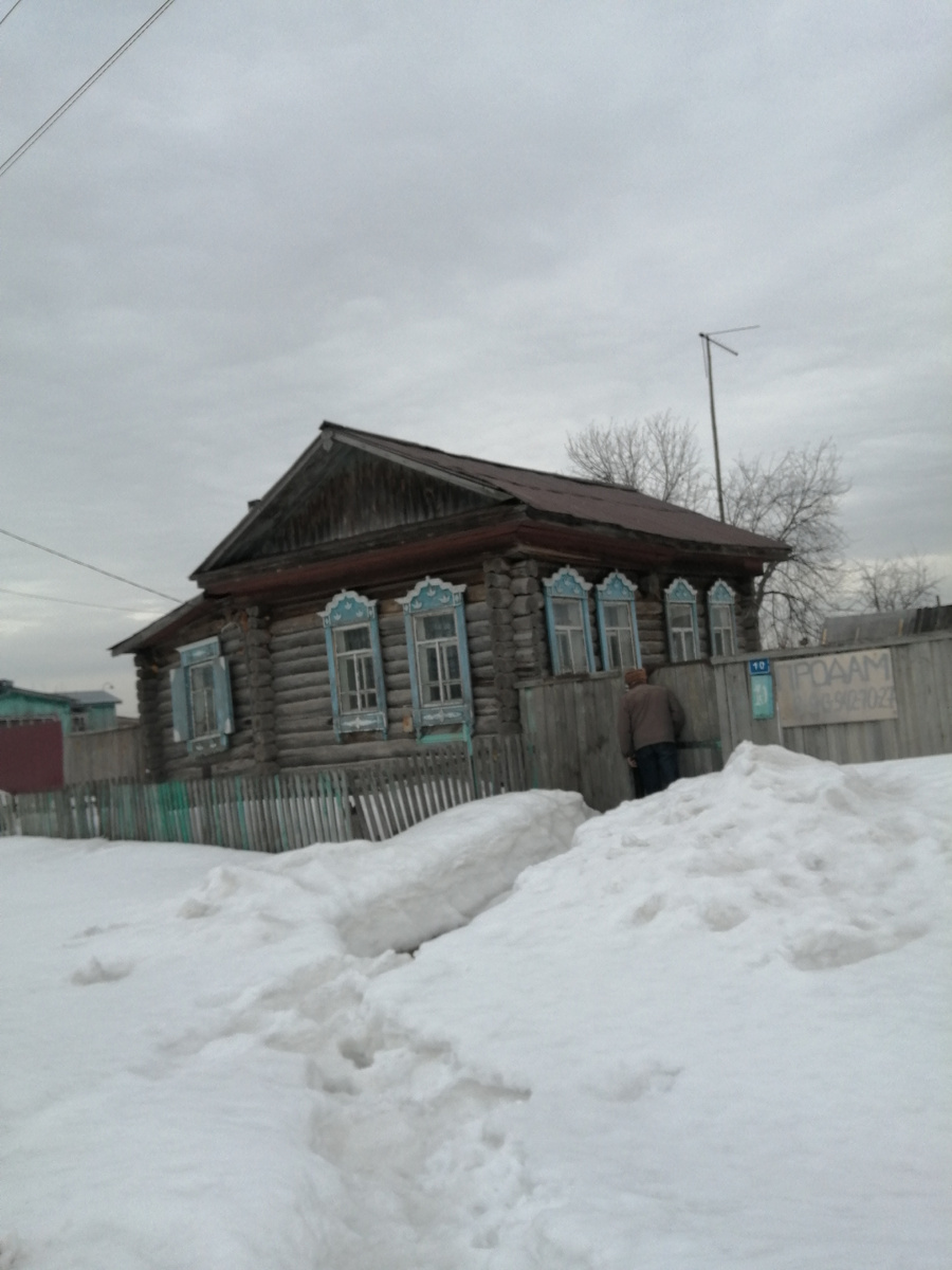 Вот он, старый невзрачный домик, который мы приобрели в деревне. Первое знакомство с ним. 