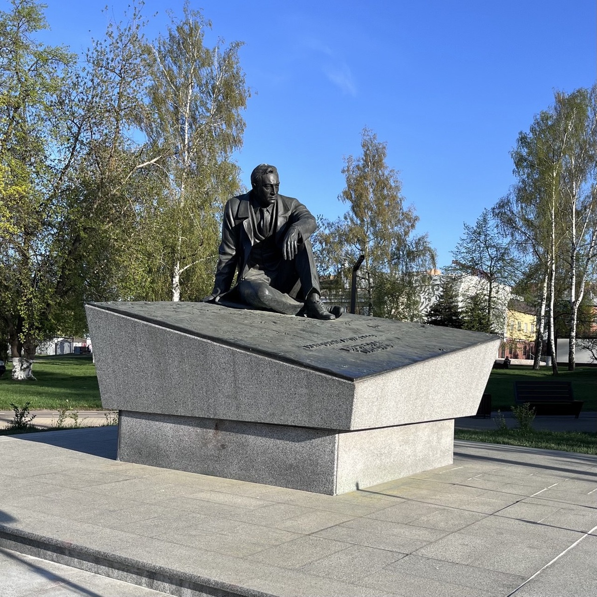 Памятник Вячеславу Тихонову в Павловком Посаде