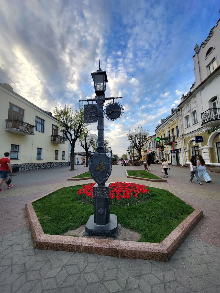 часы на Советской улице показывают время зажжения фонарей