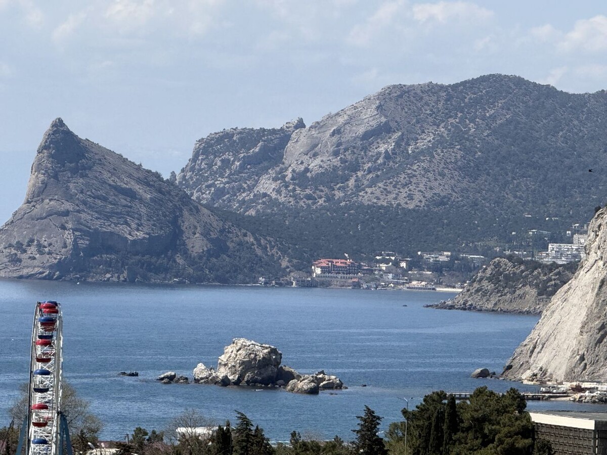 Величественная Коба-Кая и спокойствие бухты. В этом краю горы и море говорят на одном древнем языке.