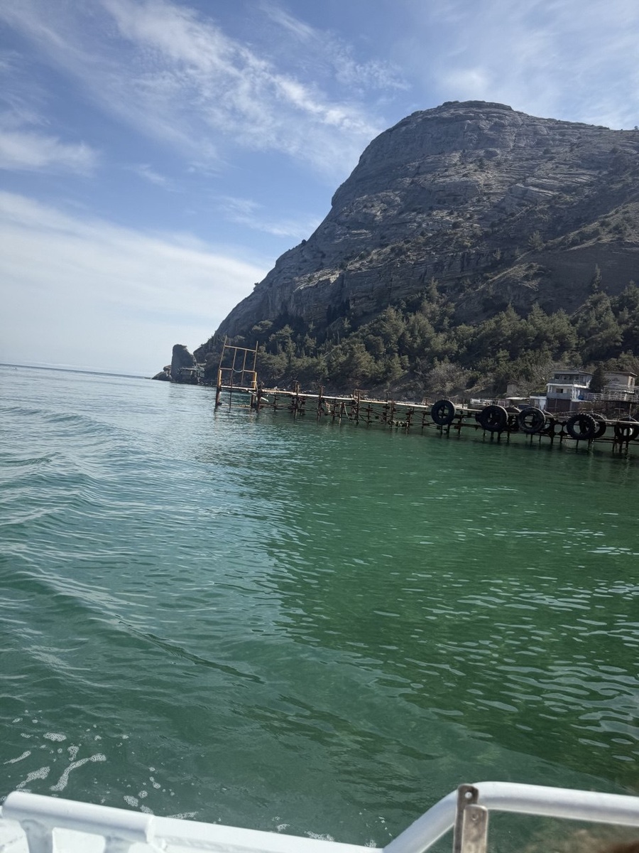 С воды Коба-Кая кажется ещё более неприступной. Камень и море, застывшие в вечном разговоре.