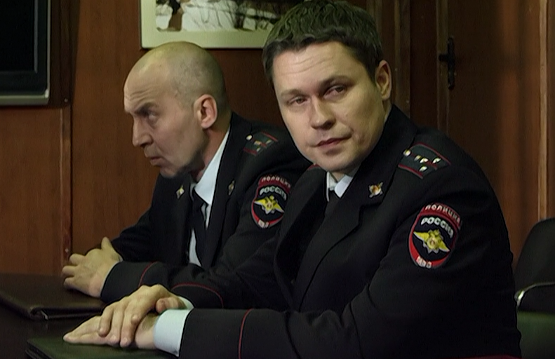 Кадр из сериала "Чужой район"