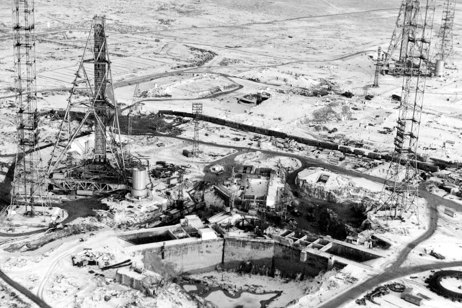 Строительство стартового комплекса в СССР для первых ракетных запусков.