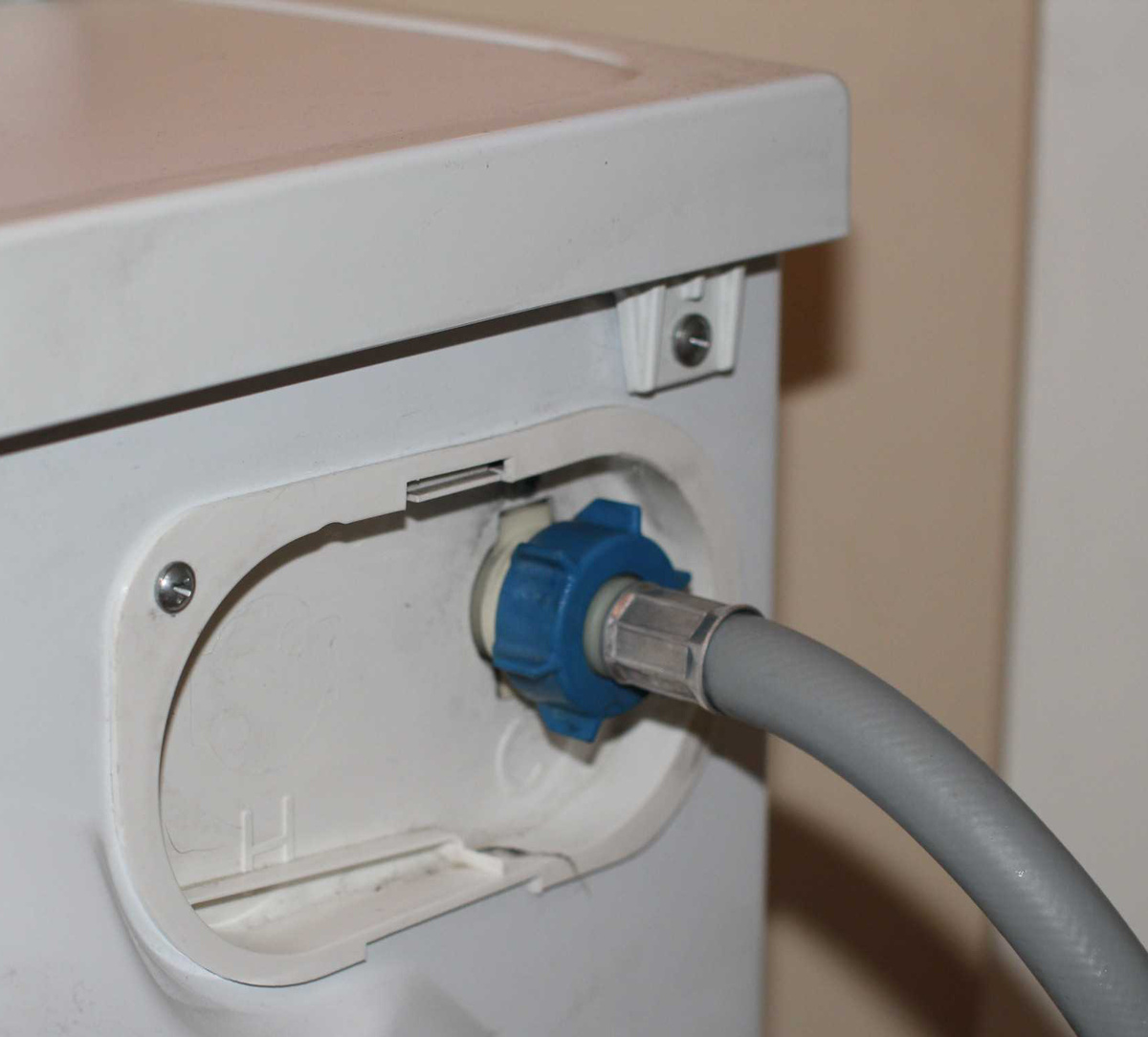 Забитый или пережатый шланг подачи воды в стиральной машине Miele