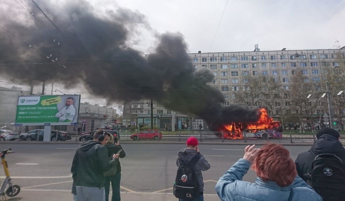     Горящий автобус на проспекте Большевиков в Санкт-Петербурге. Источник: rg.ru Автор фото: Татьяна Тюменева