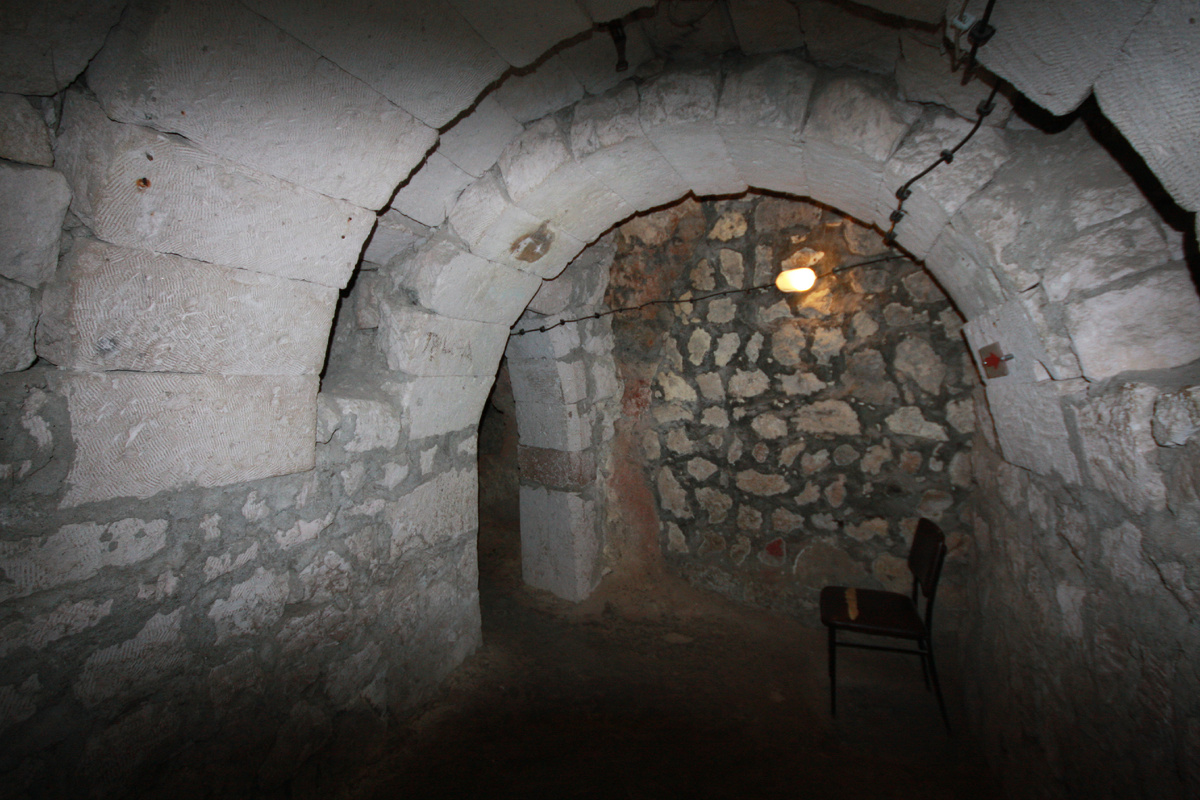 вход в скальный храм