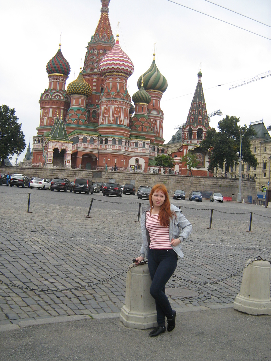 Юлечка позирует