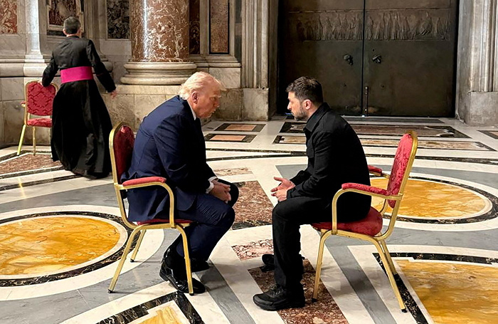    Владимир Зеленский во время встречи с президентом США Дональдом Трампом в Ватикане.Ukrainian Presidential Press Service/Reuters