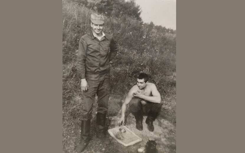  В те дни в Чернобыле стояла жара, в противогазах было просто невозможно дышать. Слева – Николай Трушков, справа – его сослуживец. Фото из семейного архива