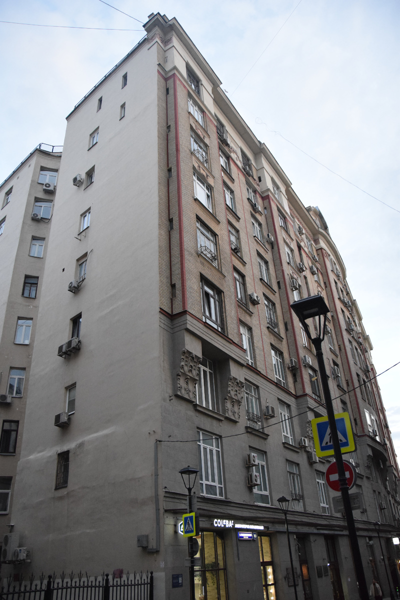 Дом Нирнзее. Вид из Большого Гнездниковского переулка. Фото автора канала "Приключения Тома Сойера".