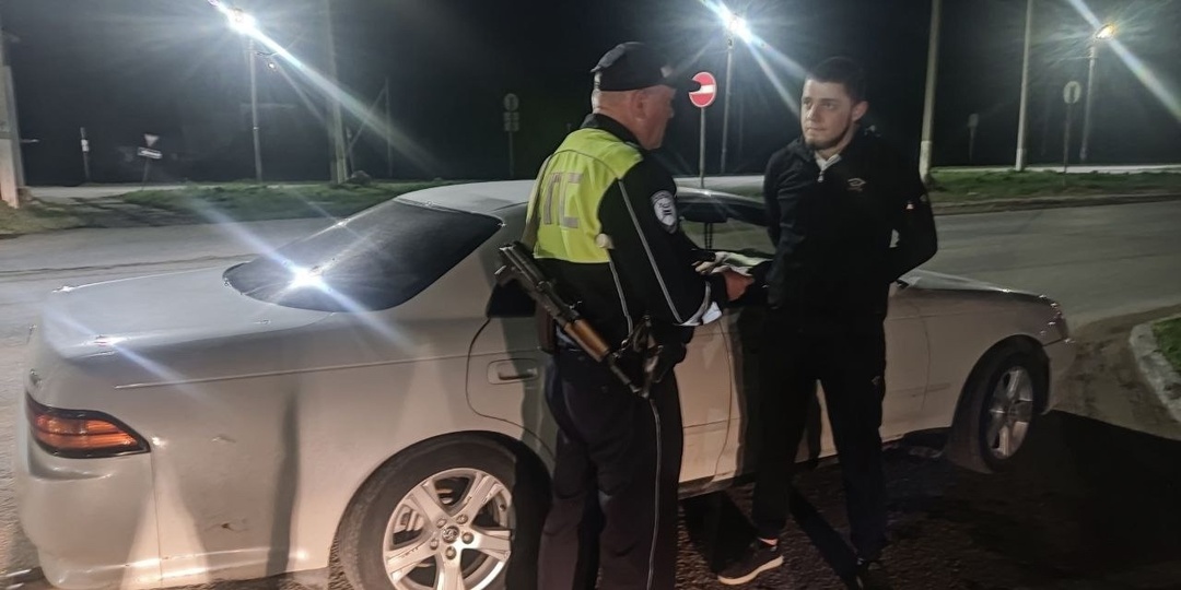 Можно ли употреблять алкоголь в припаркованной авто, которое не движется, но двигатель запущен. Ответ Верховного суда