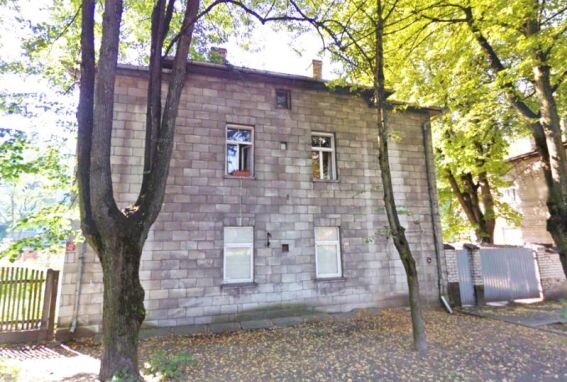 Древний дом из "газоблока", которому давно уже пошел девятый десяток