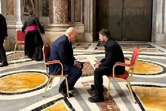    Президент США Дональд Трамп очень быстро покинул Рим после похорон понтифика и избежал второго разговора с Зеленским