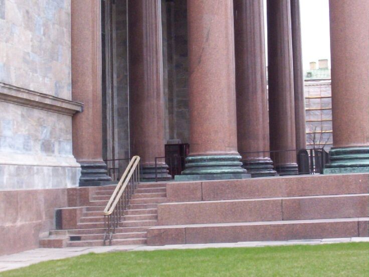 Гигантские ступени Исаакевского собора. "Человеческие ступеньки" слева были вырезаны позднее.