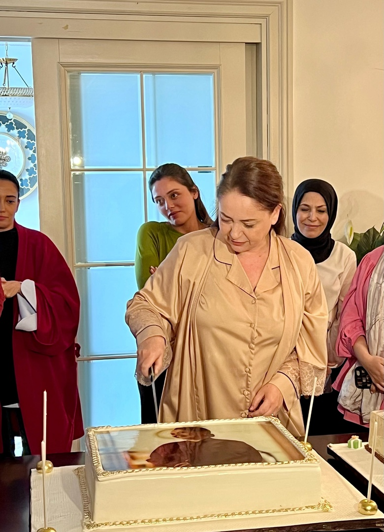 Пока поклонники сериала пытаются отойти от шока, актриса Сибель Ташчиоглу уже разрезала прощальный торт на съемочной площадке и покинула каст.