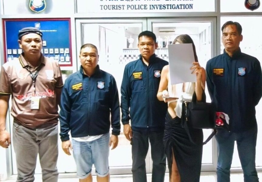 Гордые сотрудники Тайской Полиции позируют с "преступницей" широко расправив плечи!