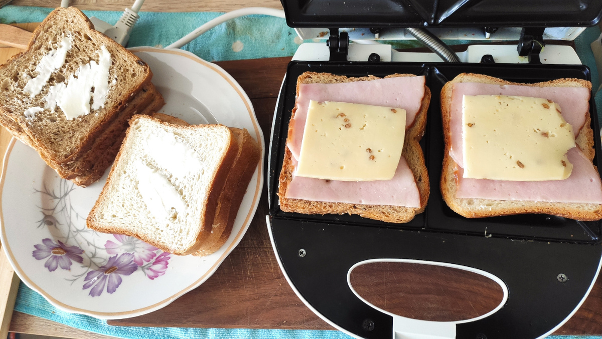 Процесс приготовления сендвичей