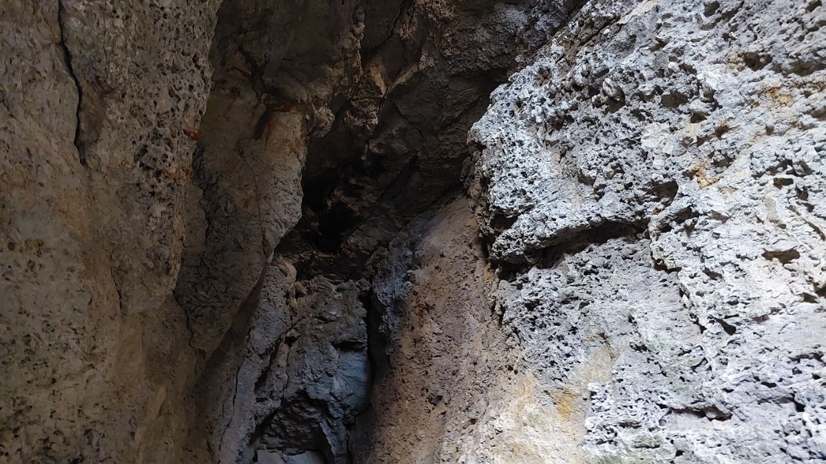 Стены, хранящие дыхание времени: каждый изгиб Сквозного грота выточен веками.