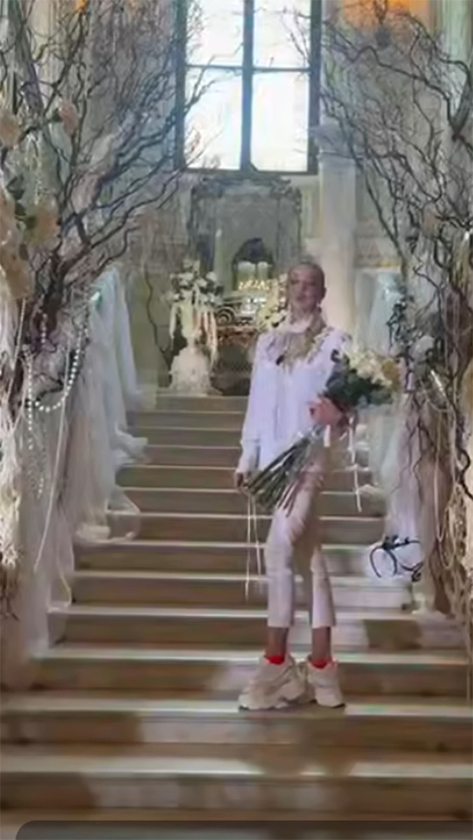 Анастасия Волочкова на лестнице особняка, где пройдет свадьба Ариадны. Фото: соцсети Анастасии Волочковой