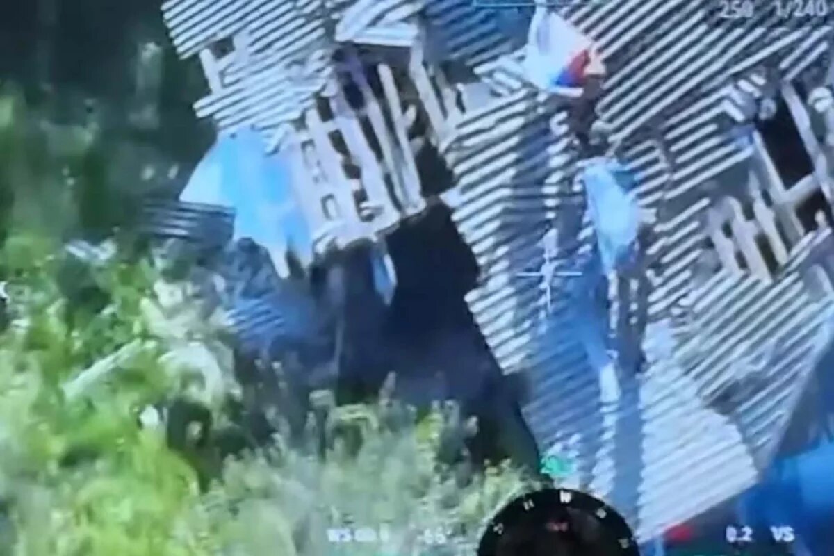    Появились кадры поднятия флага России в Горнале