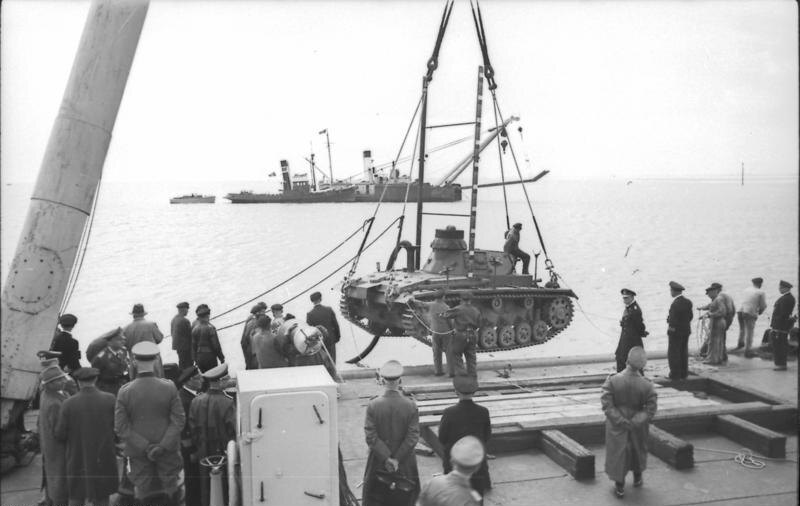 Подготовка операции «Морской лев». Погрузка основного немецкого танка Pz III в его версии Tauchpanzer III, для возможности подводного хода.