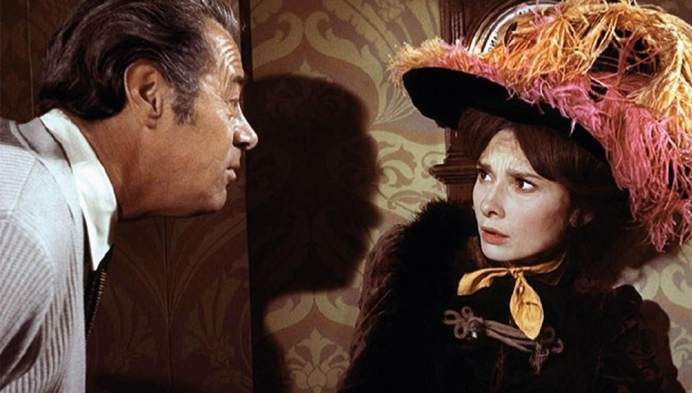    Также, если знаете историю Элизы Дулитл и профессора Хиггинса из пьесы Бернарда Шоу "Пигмалион", то помните, что профессор по паре фраз, по произношению мог определить место рождения человека с точностью до квартала в Лондоне!
   Вот настолько много тонкости произношения могут сказать профессионалу про говорящего - откуда он родом и даже где он учился или долго работал!

   То же самое в США. Насколько я знаю, там легко отличают людей с Юга - из Калифорнии или Техаса, например, от людей с Севера, например, из Нью-Йорка.
   Кроме этого, в разных штатах США могут быть какие-то свои тонкости произношения, по которым знающий человек может сказать - откуда говорящий приехал, где он начал разговаривать, где учился.

   Можно, конечно, подделывать разные особенности произношения, но это уже для настоящих шпионов или для любителей розыгрышей!

    Ещё один из моментов: английский язык - это язык международный.
   И очень многие люди из разных стран знают этот язык достаточно хорошо и общаются на нём с другими людьми.

   Я сам общался с очень многими людьми на английском и, например, могу отличить французское произношение от китайского или от японского, например. Или от акцента людей из Латинской Америки.

   Русский акцент также узнаваем! Некоторые россияне говорят по-английски очень чисто, хотя язык для них не родной. Это или люди очень способные к языкам и с хорошим слухом, или выпускники лингвистических ВУЗов, которые долго и старательно изучали язык профессионально.

   Если же вы изучаете английский язык не для того, чтобы сойти за своего - за калифорнийца, например - а просто для того, чтобы использовать язык в своей жизни, работе или для общения с коллегами из других стран, то в фонетические тонкости можно особо не вдаваться!

 