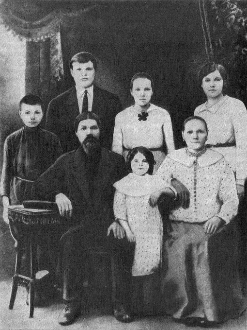 Путиловский рабочий Тимофей Матвеевич Матвеев со своей женой Анной Егоровной и детьми. Во втором ряду (слева направо): Николай, Сергей, Анна (будущая мать Гагарина, стоит с тёмной брошью на платье), Мария; в первом ряду - Ольга