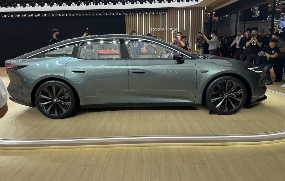 Toyota bZ7 дебютировала на Международном автосалоне в Шанхае.